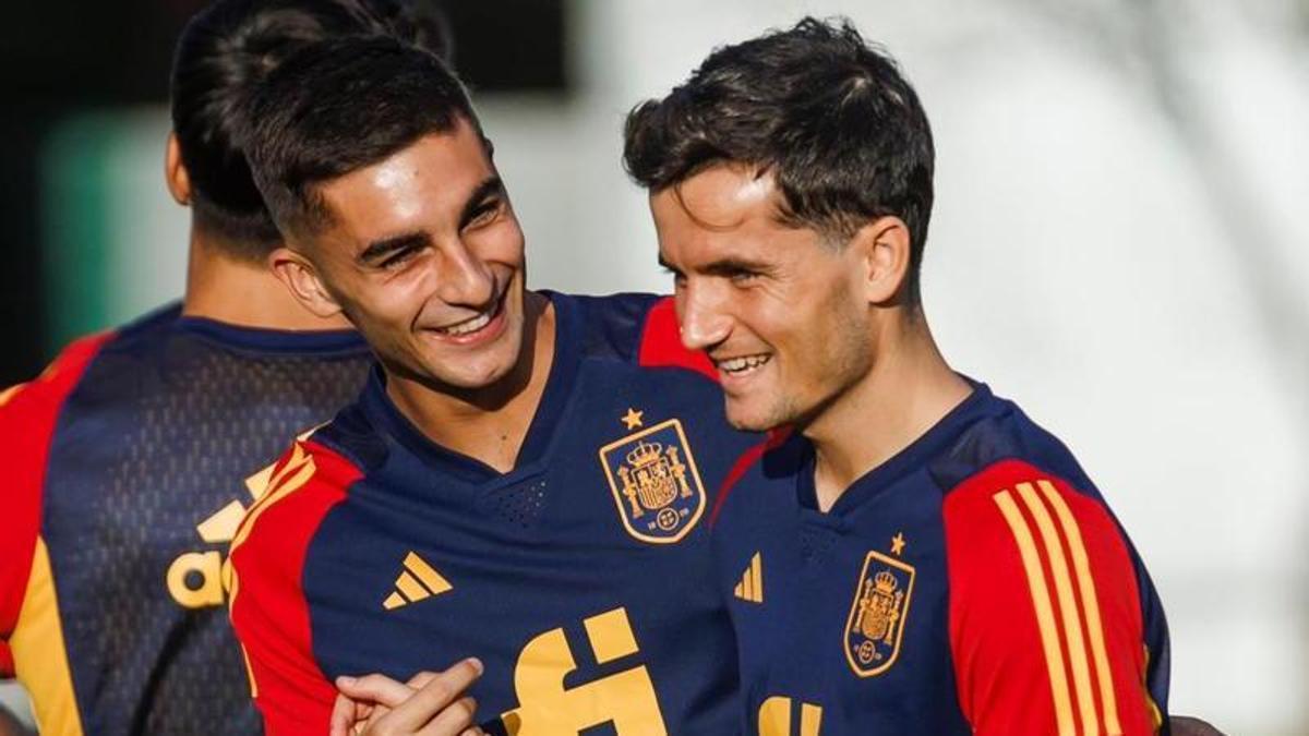 Hugo Guillamón, junto a Ferran Torres, en el entrenamiento de la selección española.