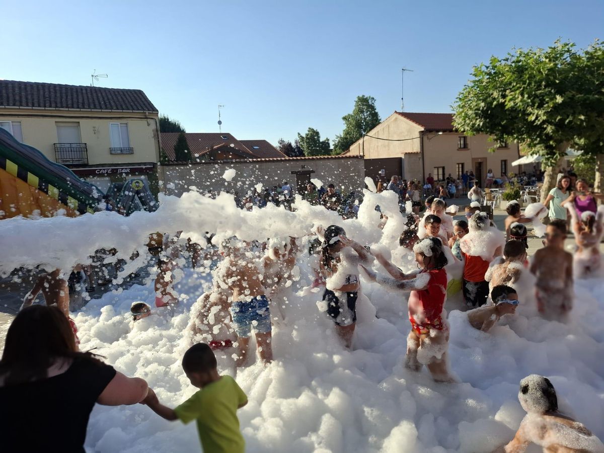 Los más pequeños disfrutaron ayer por la tarde de una fiesta de la espuma.