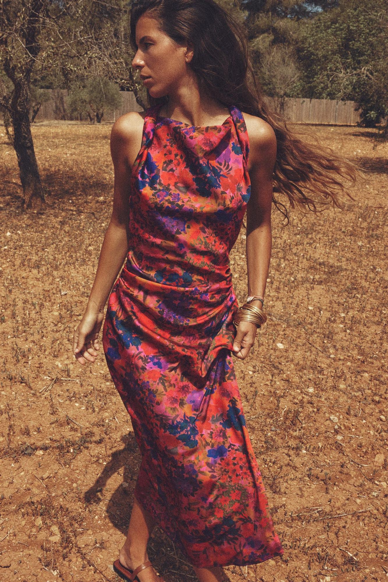 Vestido de flores midi confeccionado en satén de Zara