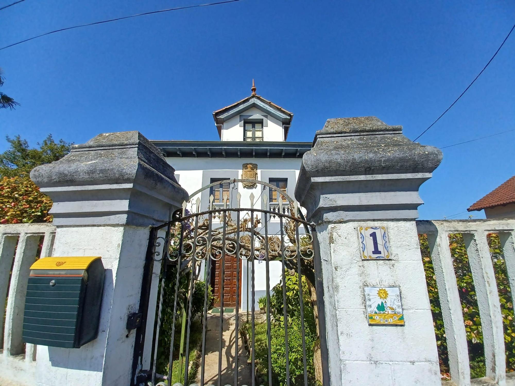 Así es la casa del escudo de los tres castillos que está a la venta en Llanera