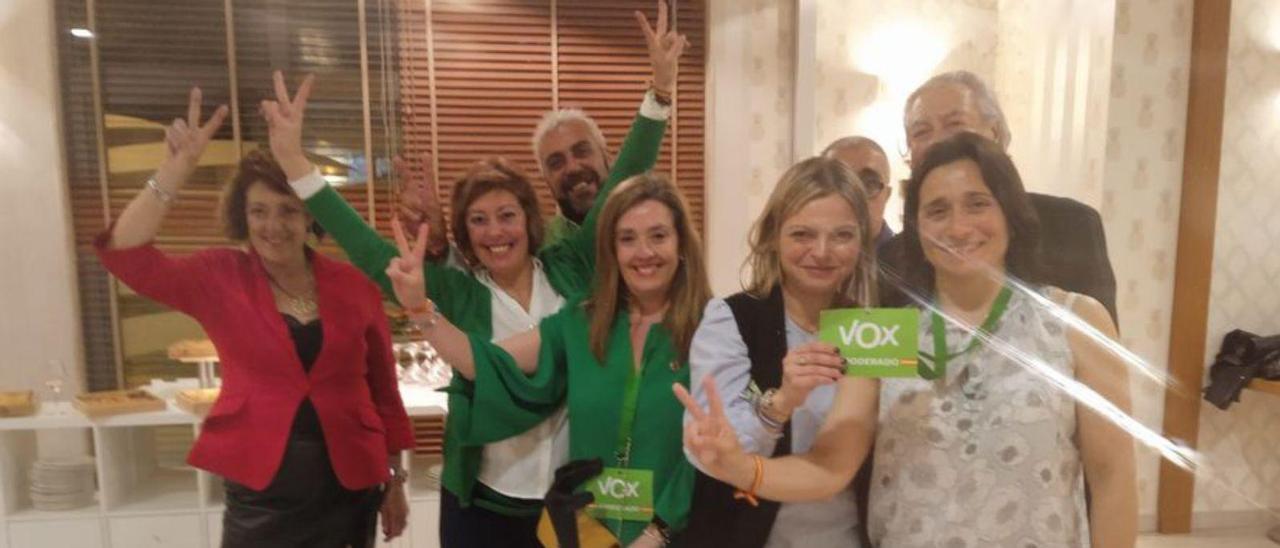 La candidata, Arancha M. Riola, segunda por la derecha, anoche. | I. G.