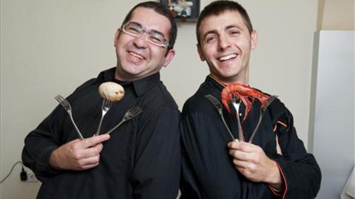 El chef Vidal Gravalosa (derecha) con Antonio Lara. Foto: Jordi Cotrina