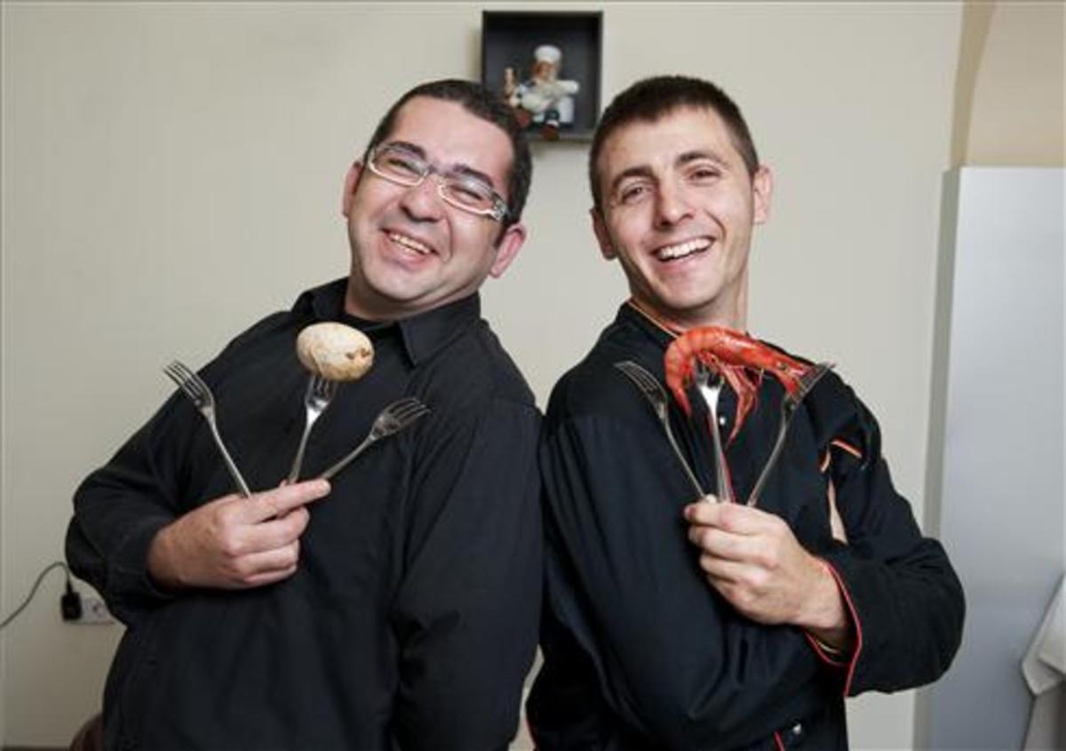 El chef Vidal Gravalosa (derecha) con Antonio Lara. Foto: Jordi Cotrina