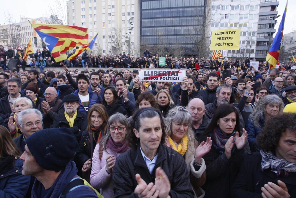 Milers de persones clamen per la llibertat de Puigdemont davant la subdelegació del govern de Girona