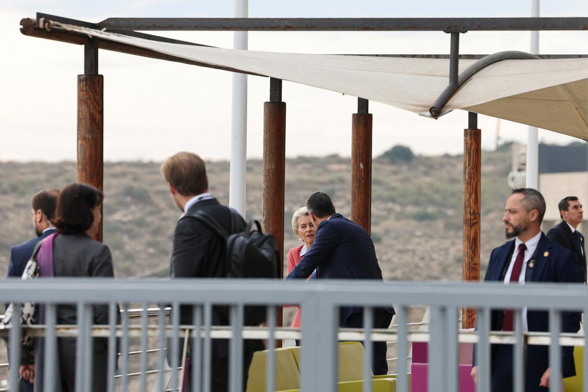 El presidente del Gobierno, Pedro Sánchez, con la presidenta de la Comisión Europea, Ursula Von der Leyen, en la cumbre europea de Alicante