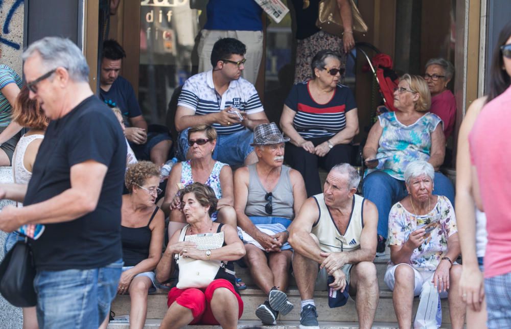 Imágenes del ambiente en la quinta mascletà de Hogueras