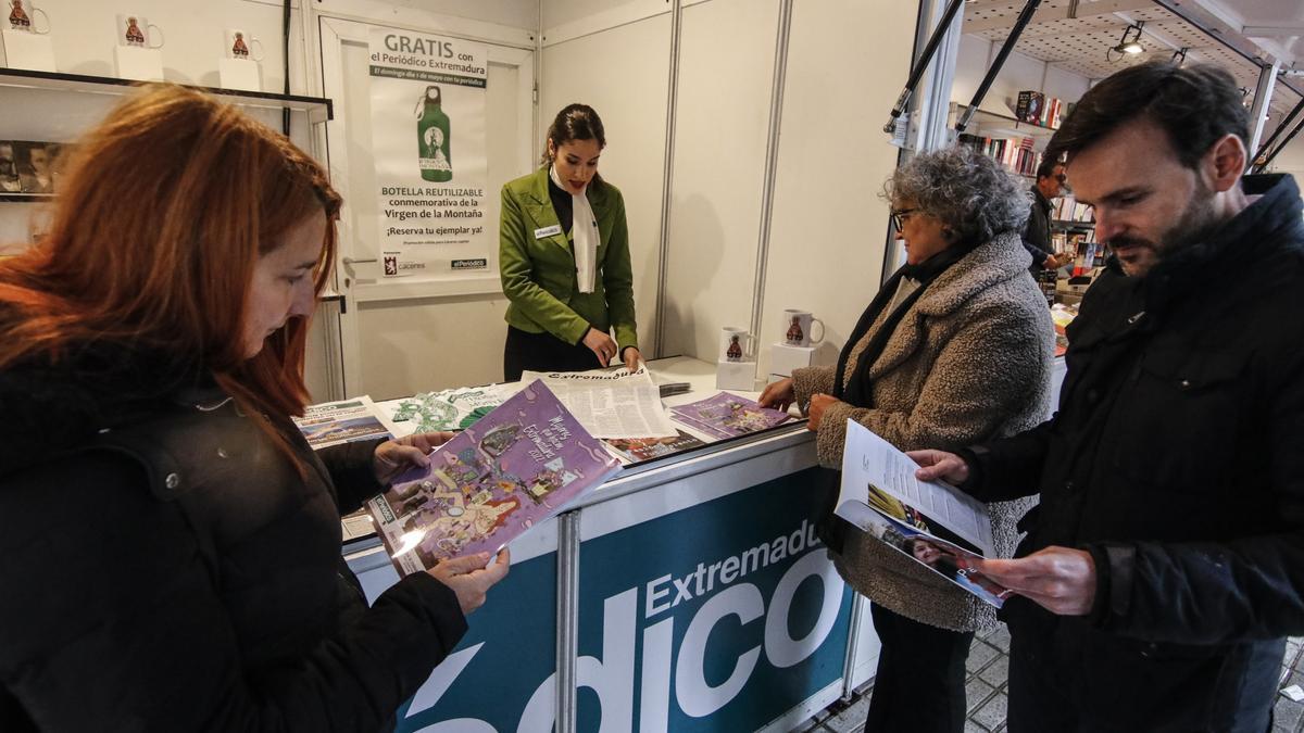 Las autoridades visitan el estand de El Periódico Extremadura, este viernes, en la Feria del Libro de Cáceres.