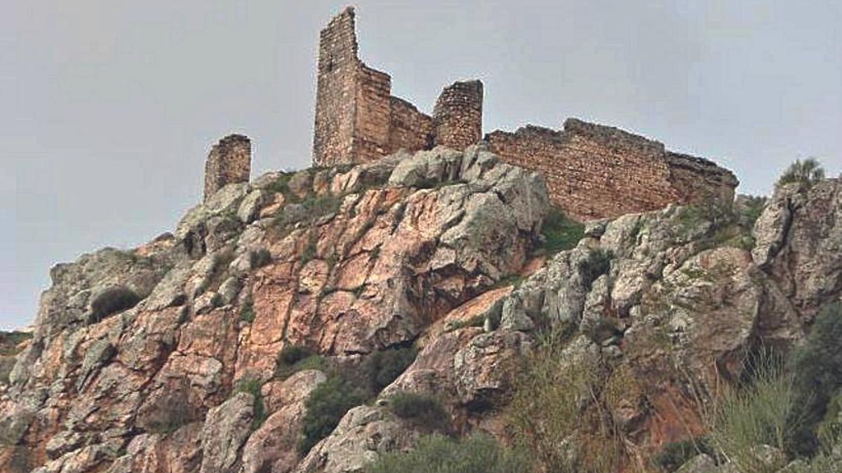 El castillo de Miramontes se sitúa en la sierra de Santa Eufemia.