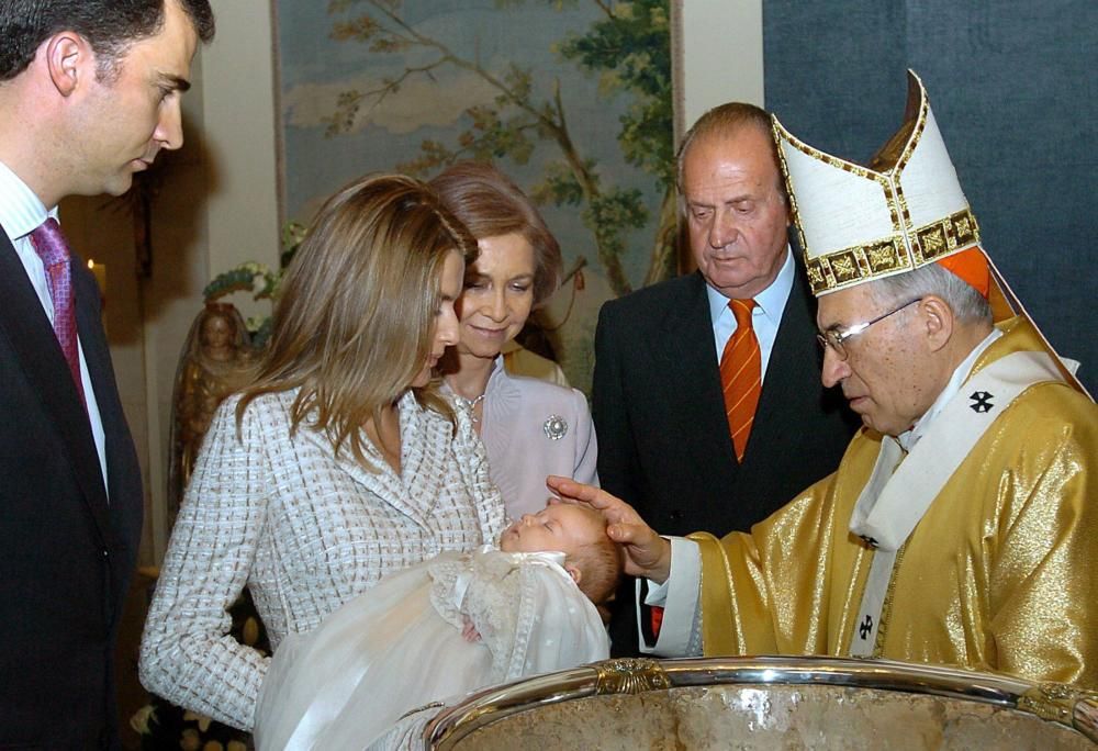 Leonor junto a la familia real el día de su bautizo en Zarzuela, Madrid, el 14 de enero de 2006. REUTERS