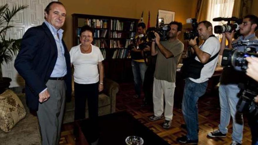 Joaquín Ripoll con Luisa Pastor, durante una reunión reciente al Palacio Provincial.