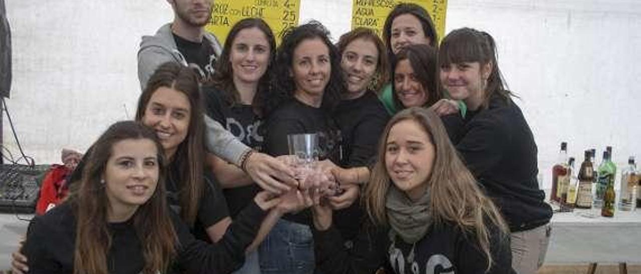 Miembros de la comisión de festejos y, a la derecha, Beatriz Fernández, de Casa Vitorio, y Julita Rodríguez, de Casa Caleya, ayer, durante la comida.