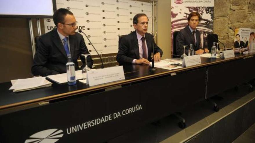 De izda. a dcha., Juan Carlos Bugallo, Antonio Abril y Luis García, ayer, en A Maestranza. / eduardo vicente