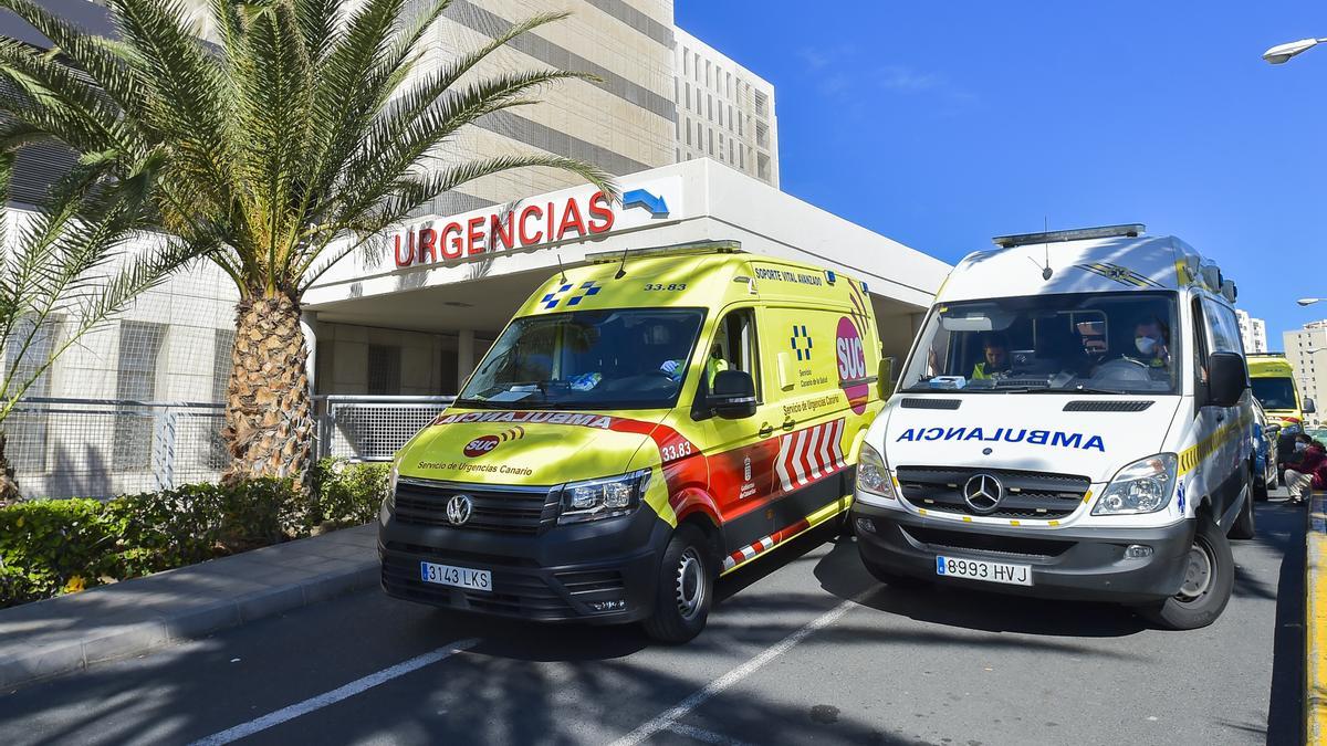 Ambulancia del Servicio de Urgencias Canario frente a un hospital, fotografía de archivo