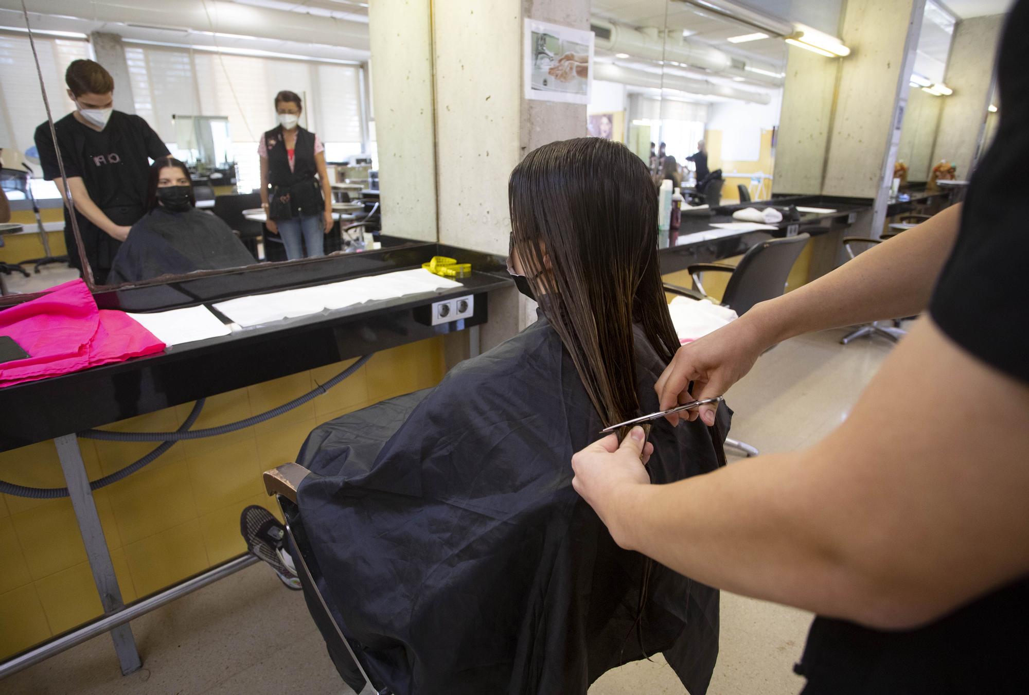 Estudiantes del IES Cabanyal cortan el pelo para una donación solidaria