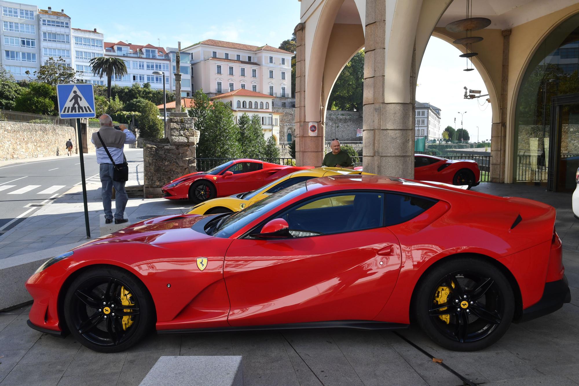 Vehículos Ferrari se pasean por O Parrote