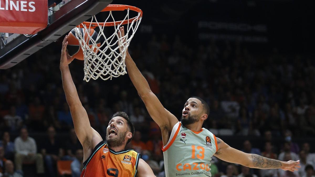 El base belga Sam Van Rossom (i) trata de anotar ante la oposición de Darius Thompson.