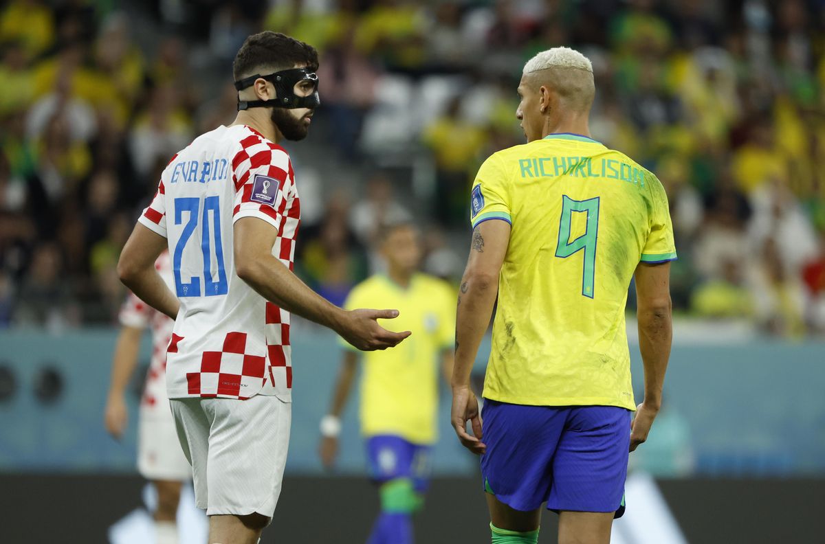 . RAYAN (CATAR), 09/12/2022.- Joško Gvardiol (i) de Croacia discute con Richarlison de Brasil hoy, en un partido de los cuartos de final del Mundial de Fútbol Qatar 2022 en el estadio Ciudad de la Educación en Rayán (Catar). EFE/Juanjo Martin