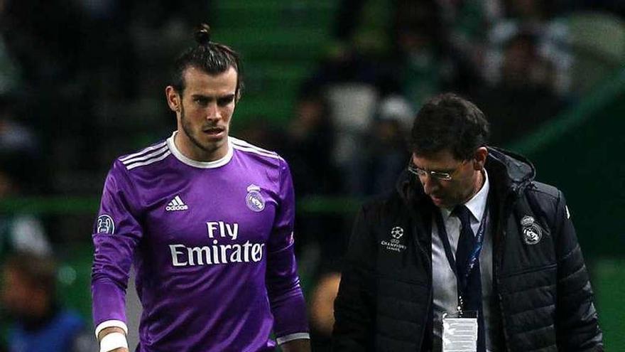 Bale, tras lesionarse en el tobillo en Lisboa. // Stringer