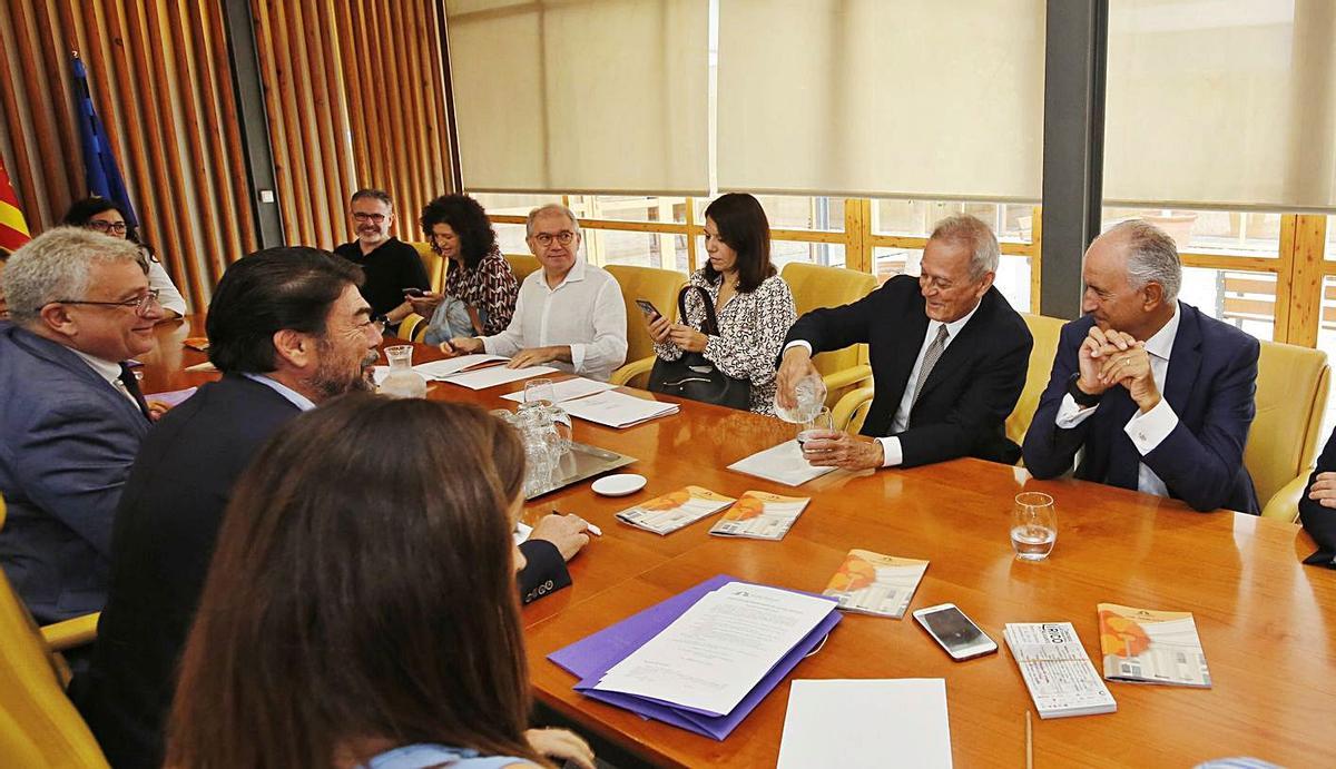 Reunión de los propietarios del Teatro Principal, con el edil de Cultura (a la izquierda), en 2019. | RAFA ARJONES