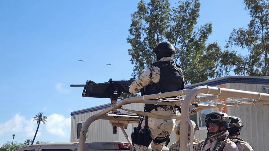 Miembros del Ejército Mexicano vigilan una de las calles del Municipio de Guaymas en el estado de Sonora (México).