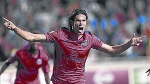 Cavani celebra el gol de la victòria del PSG, ahir a Nicòsia.