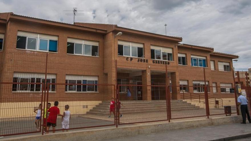 Los colegios públicos de Santa Pola inician el curso con obras de mejora pendientes.