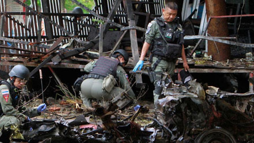 Policías tailandeses analizan los restos de las deflagraciones.