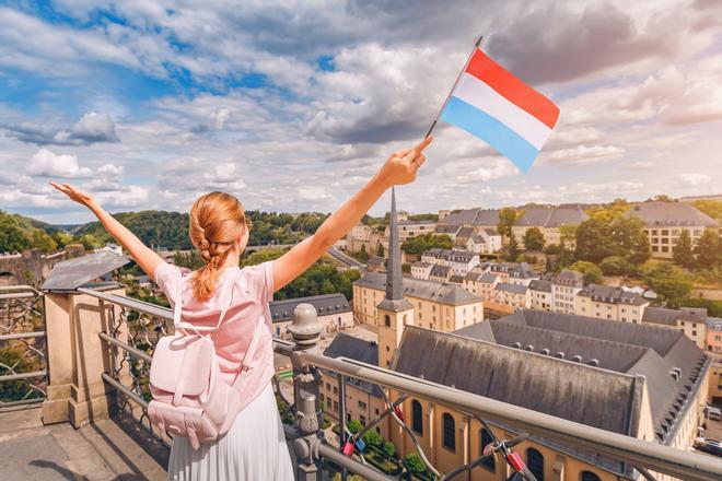 Mujer con bandera de Luxemburgo