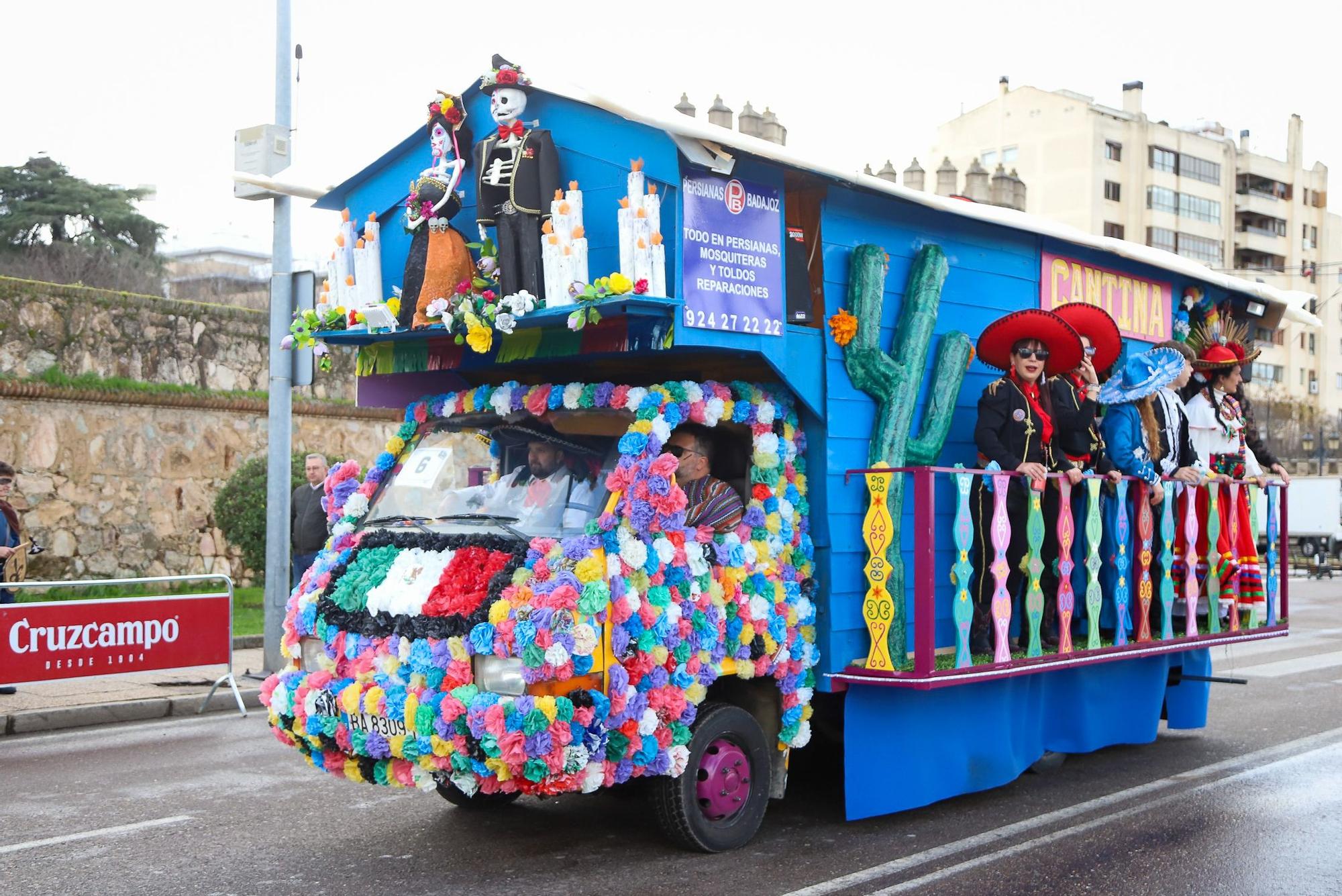 GALERÍA | Los pacenses arropan a los artefactos en su desfile del sábado en Badajoz