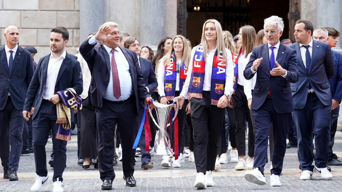 Las jugadoras del Barça celebrando su título de ’Champions’ en la plaça de Sant Jaume