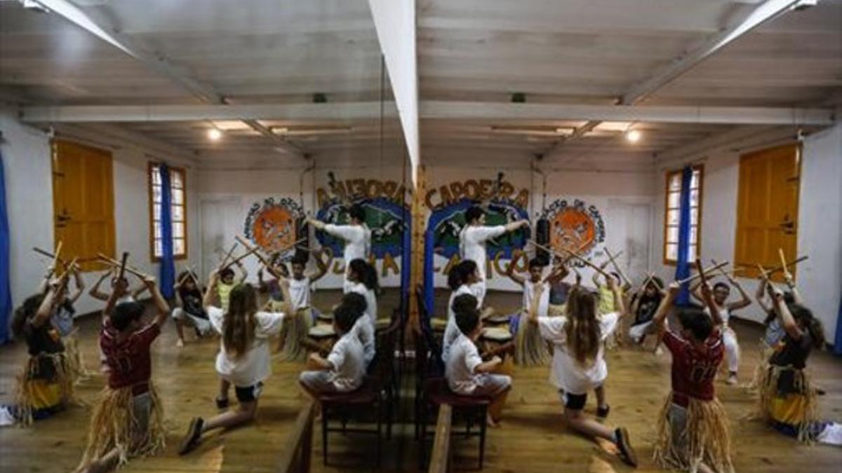 Una clase de capoeira en uno de los espacios de la antigua fábrica, en el Raval.