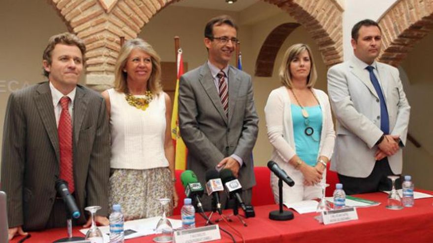 La alcaldesa, en el centro, con los miembros de la plataforma.