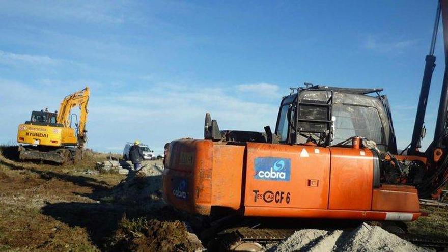 Máquinas trabajando en el inicio de las obras de la línea en Boimente (Lugo).