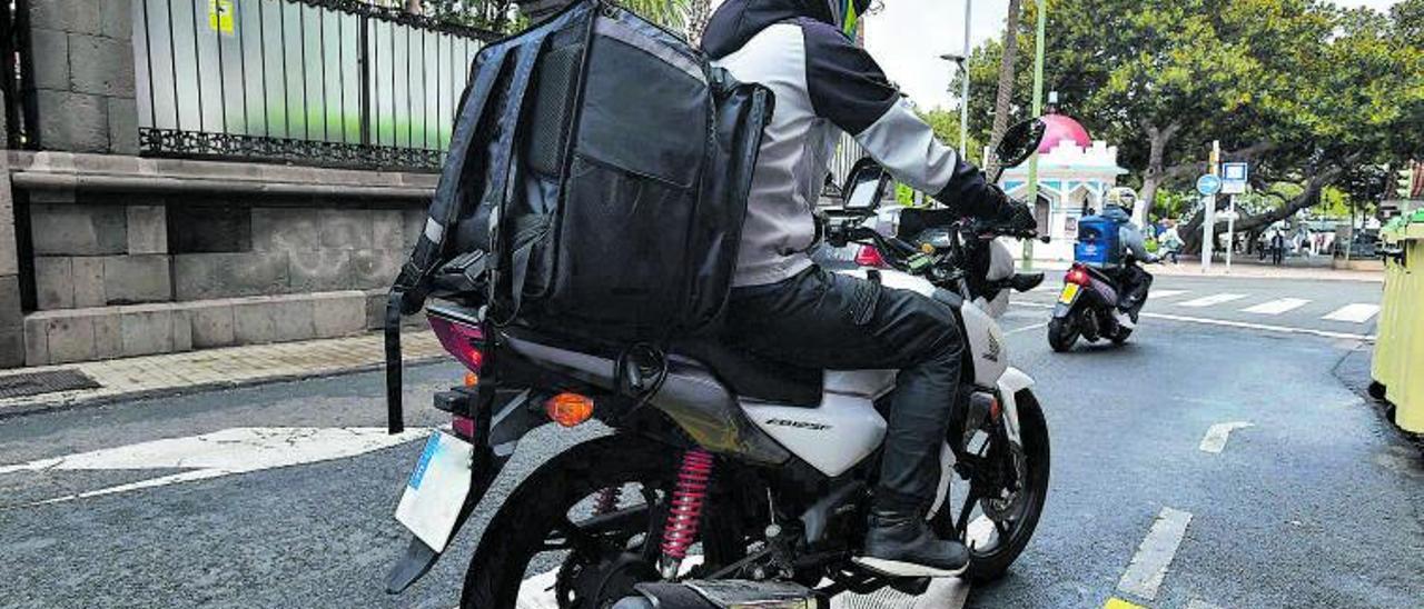 Un ‘rider’ de UberEats circula por una calle de la capital grancanaria.  | | ANDRÉS CRUZ