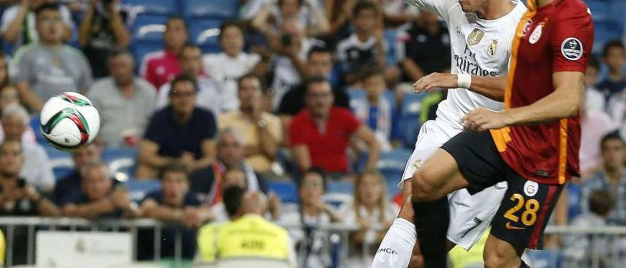 Cristiano Ronaldo chuta ante la oposición de Günter.