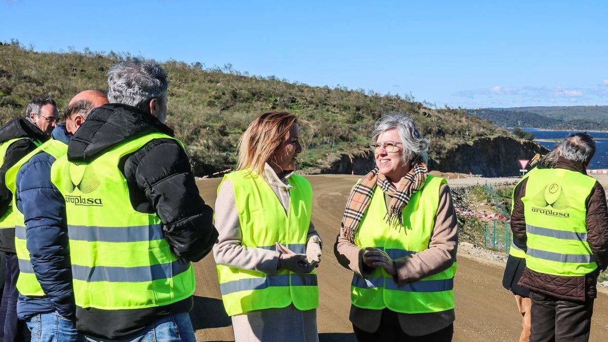 La consejera Leire Iglesias y la alcaldesa garrovillana, Elisabeth Martín, durante la visita a las obras de la carretera EX-373.