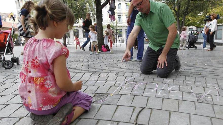 Ada Gil pintando el &quot;cascayu&quot; con su padre, Javier Gil.