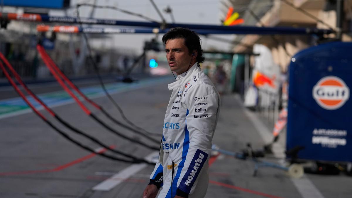 Carlos Sainz en el pitlane del circuito de Sakhir (Bahréin)