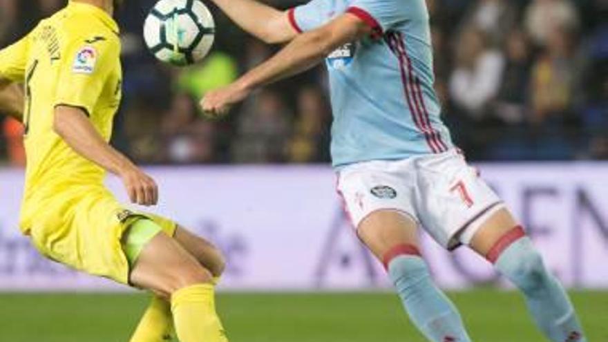 Víctor Ruiz trata de parar a Maxi Gómez.