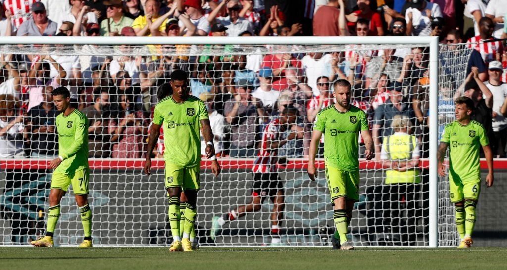 Los jugadores del United se lamentan tras encajar un gol ante el Brentford.