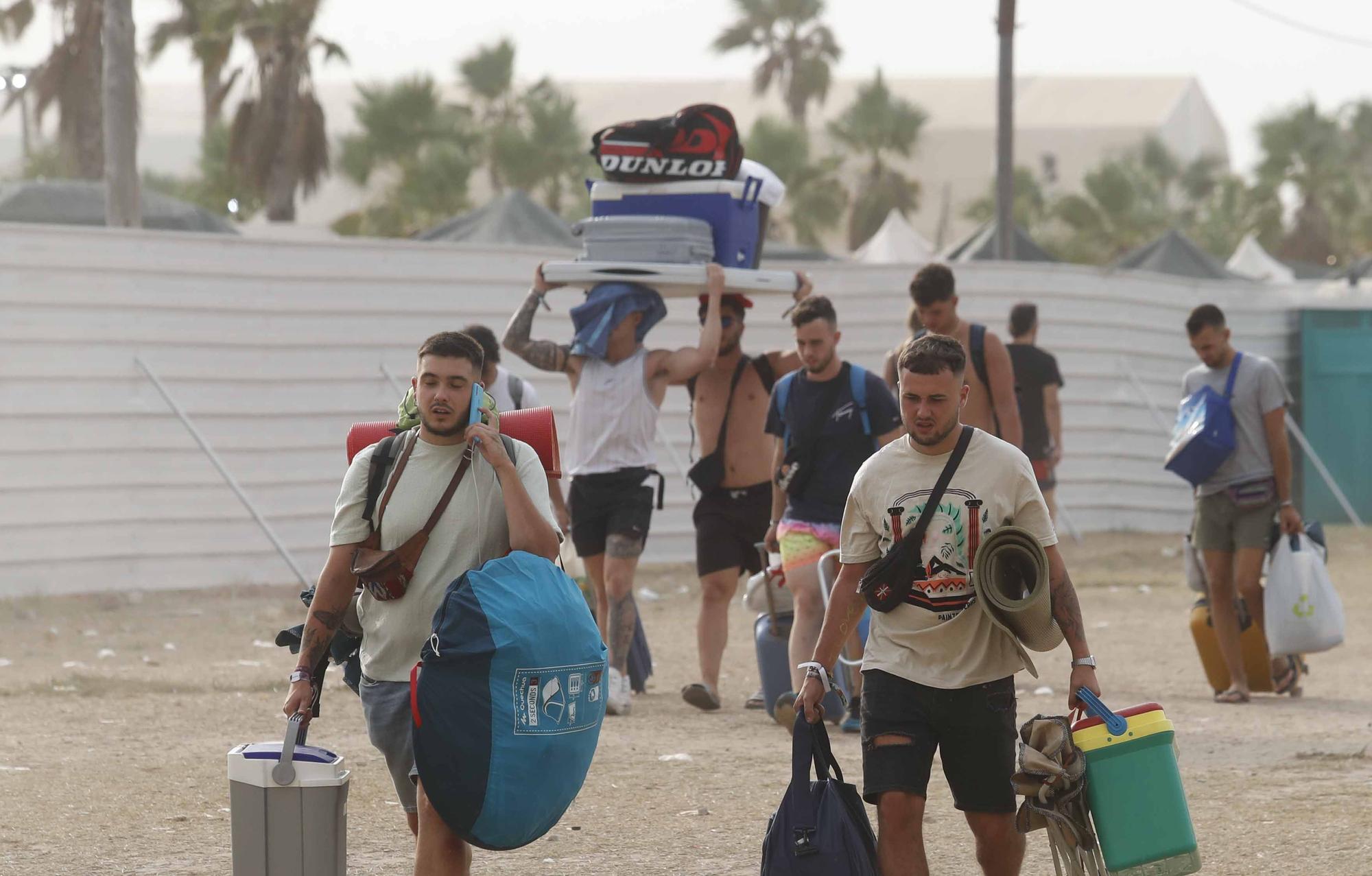 Los acampados en el Medusa comienzan a abandonar Cullera