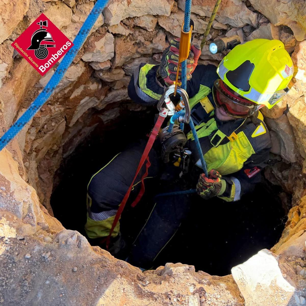 El bombero al iniciar el descenso por la boca del pozo