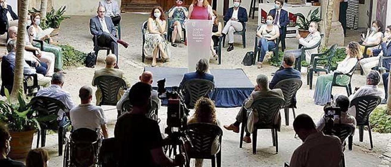 Francina Armengol, el pasado miércoles, en el atril presentando el pacto.