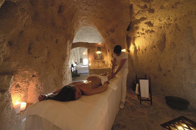 Masaje en el interior de una cueva de Le Grotte Della Civita.