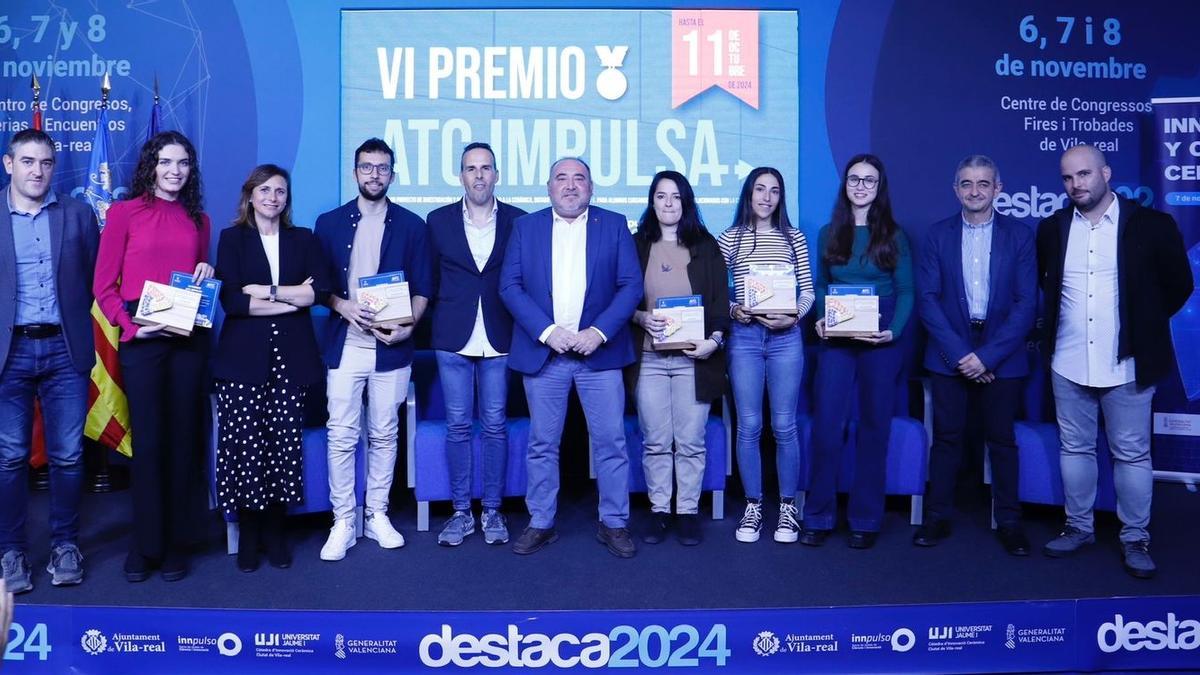 Foto de familia de los premiados y representantes institucionales y de la Asociación Española de Técnicos Cerámicos en el acto de entrega de los galardones, en el marco de la feria Destaca de Vila-real.