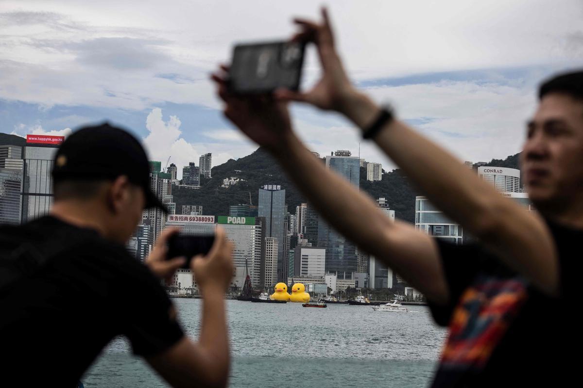 Los patos de goma del artista Florentijn Hofman, en el puerto de Hong Kong