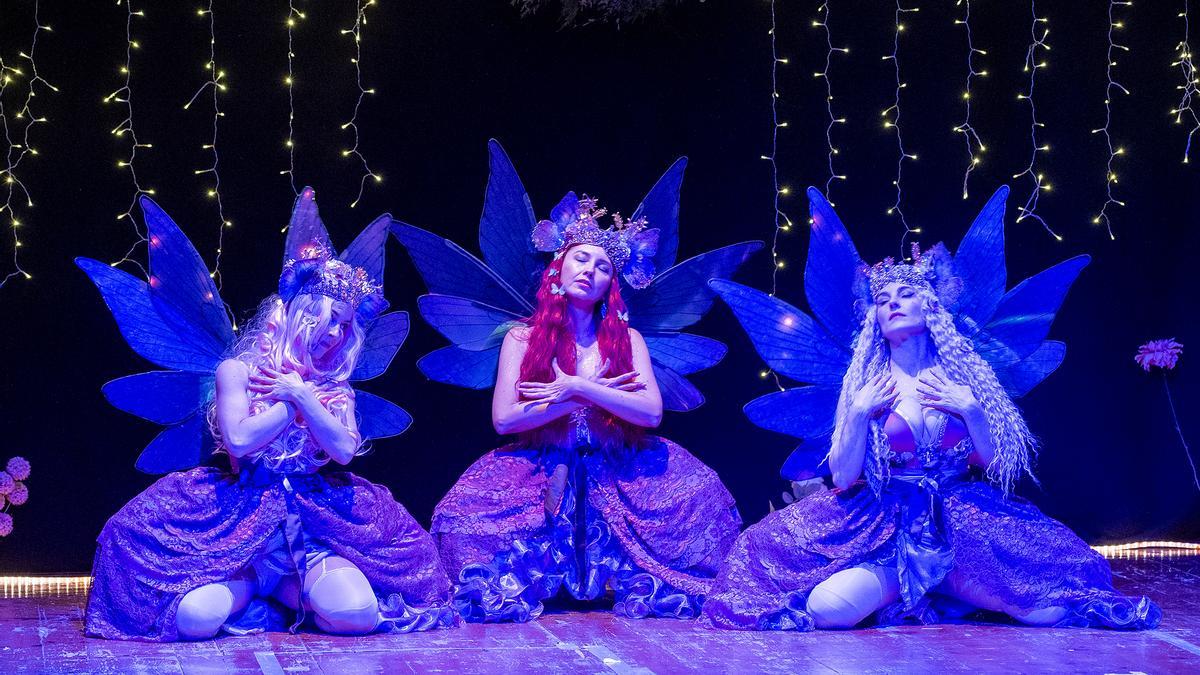 ’The awakening of the fairies’ de ‘The Wild Cherries’ cerrando el espectáculo ‘Fairy Ballroom’ para conmemorar el décimo aniversario del grupo sobre el escenario.