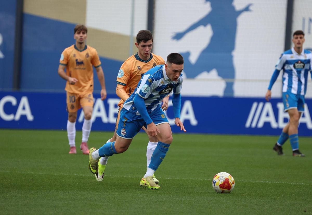 Mario Nájera conduce el balón contra el Rayo Cantabria en Abegondo.