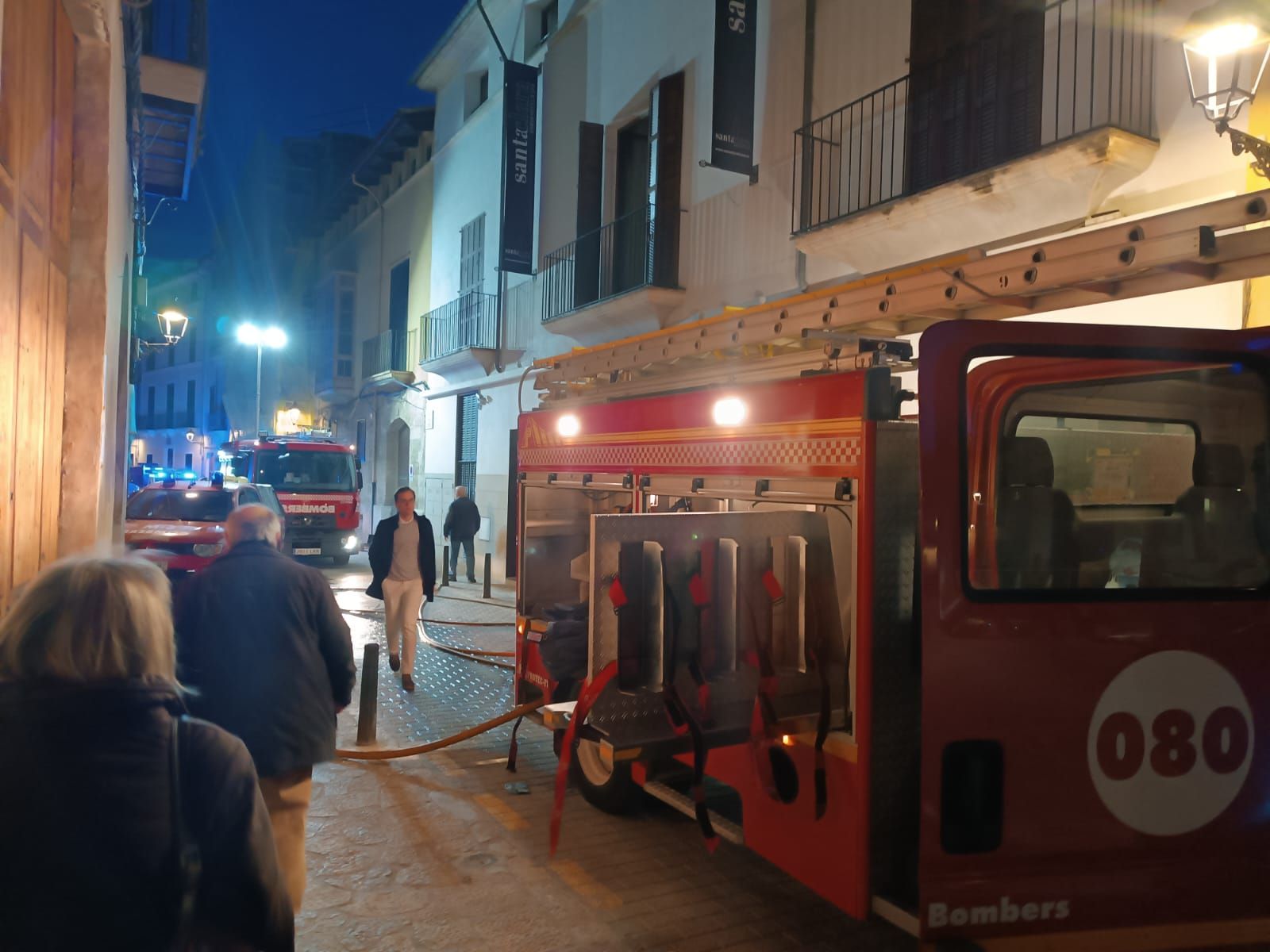 Desalojan un hotel del casco antiguo de Palma por un incendio en el spa