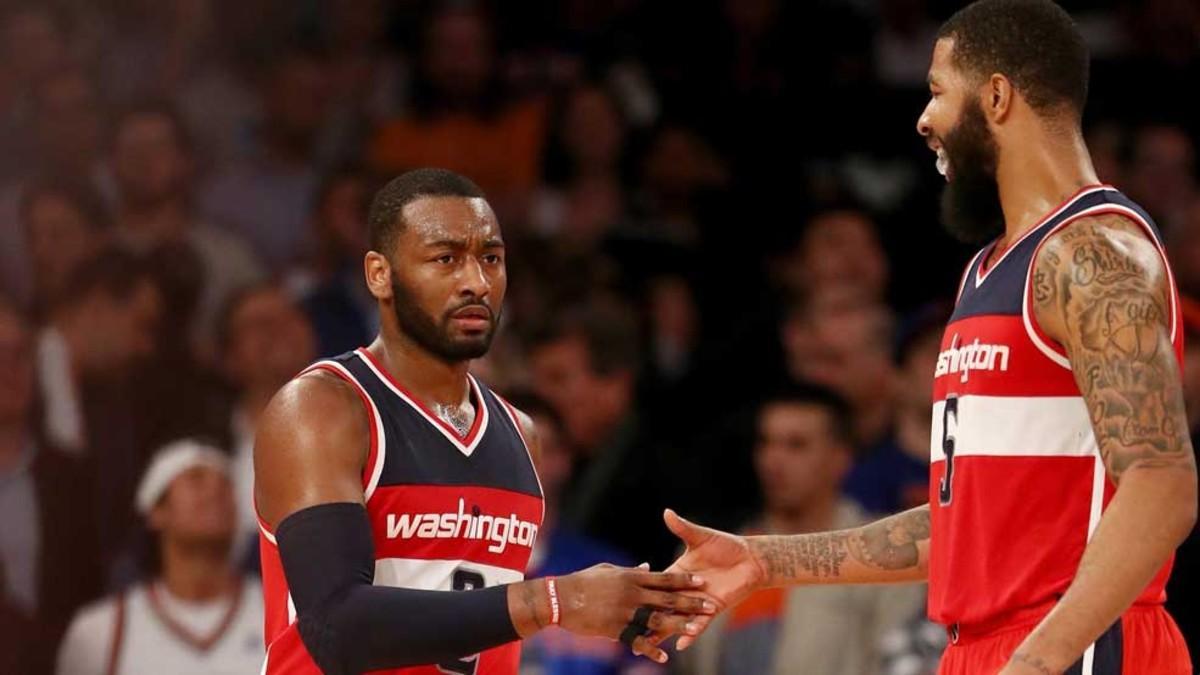 John Wall y Markieff Morris celebran la victoria de los Wizards